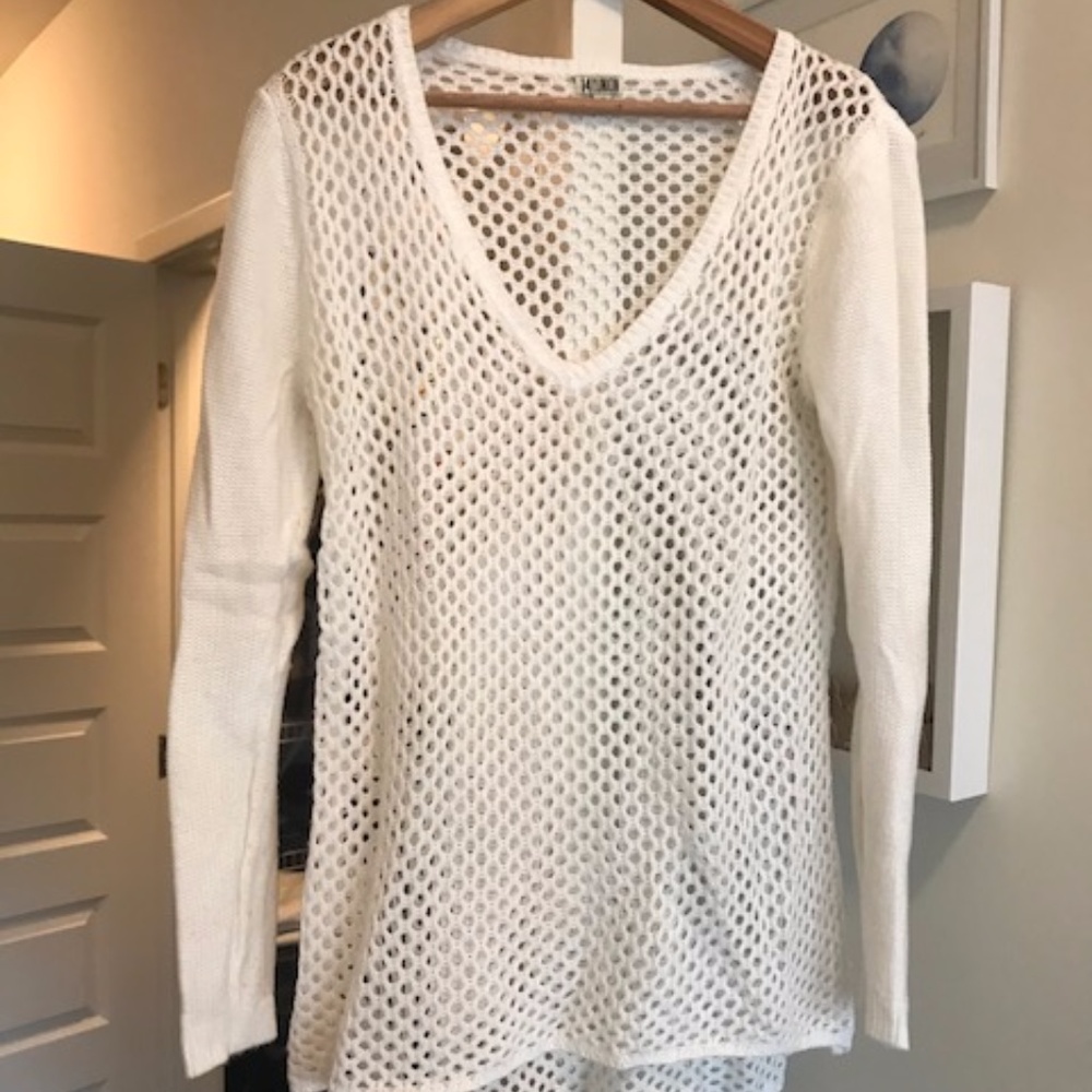 White graduated hem sweater